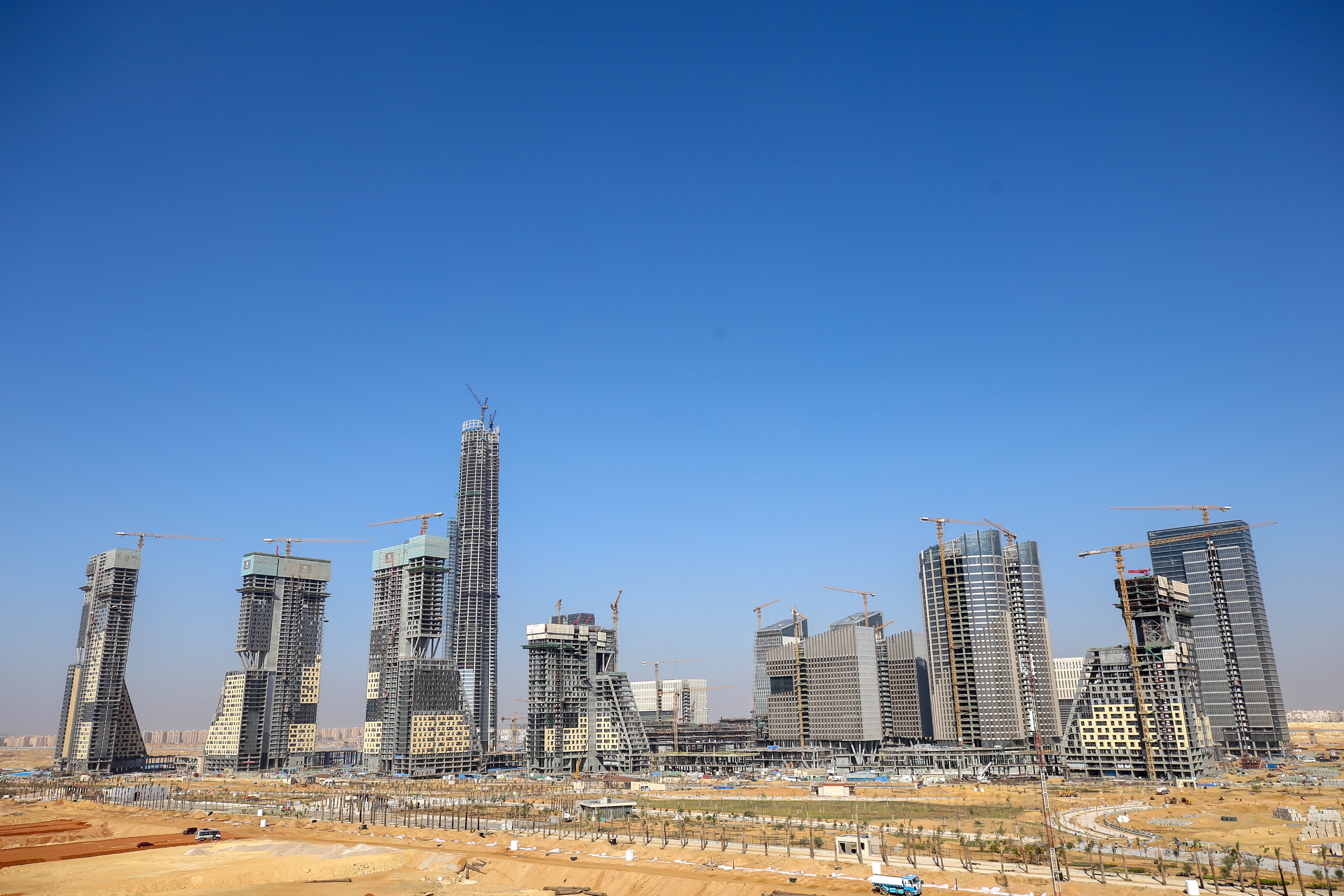 أعمال البناء والمقاولات