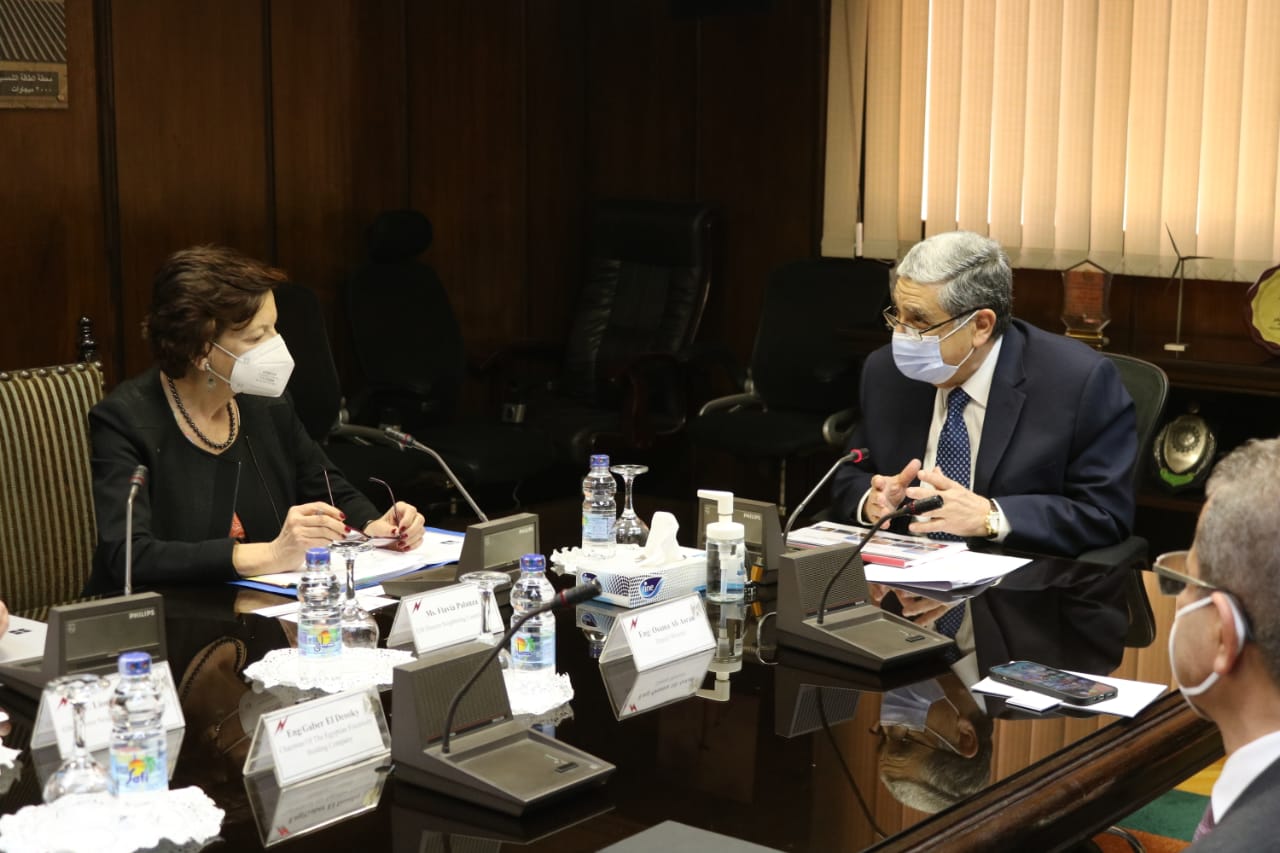 وزير الكهرباء مع مسئولة بنك الاستثمار الأوروبي