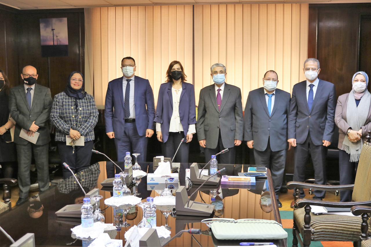 وزير الكهرباء مع ناتاسا بيليدس وزيرة الطاقة والتجارة والصناعة بقبرص