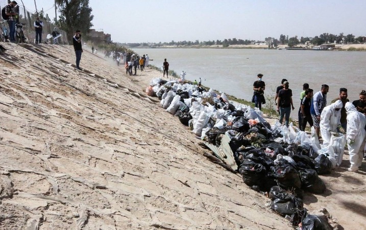 حملة عراقية لتنظيف نهر دجلة من النفايات البلاستيكية