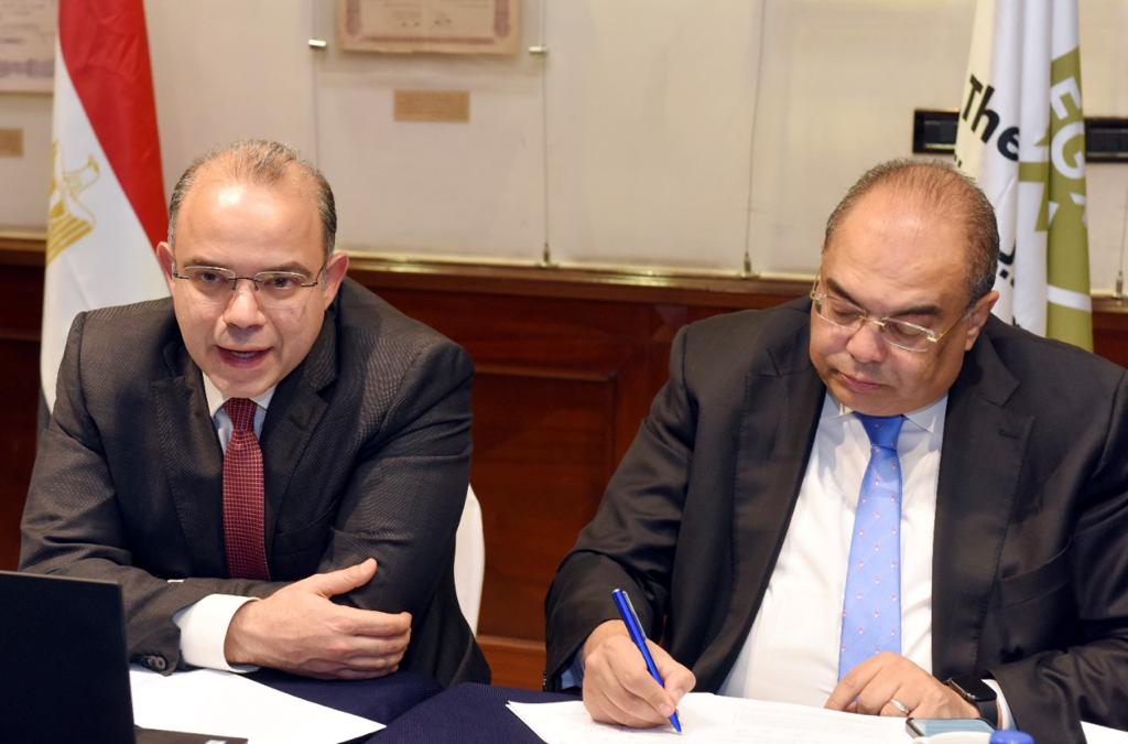 محمود محيي الدين في جلسة حوارية بالبورصة