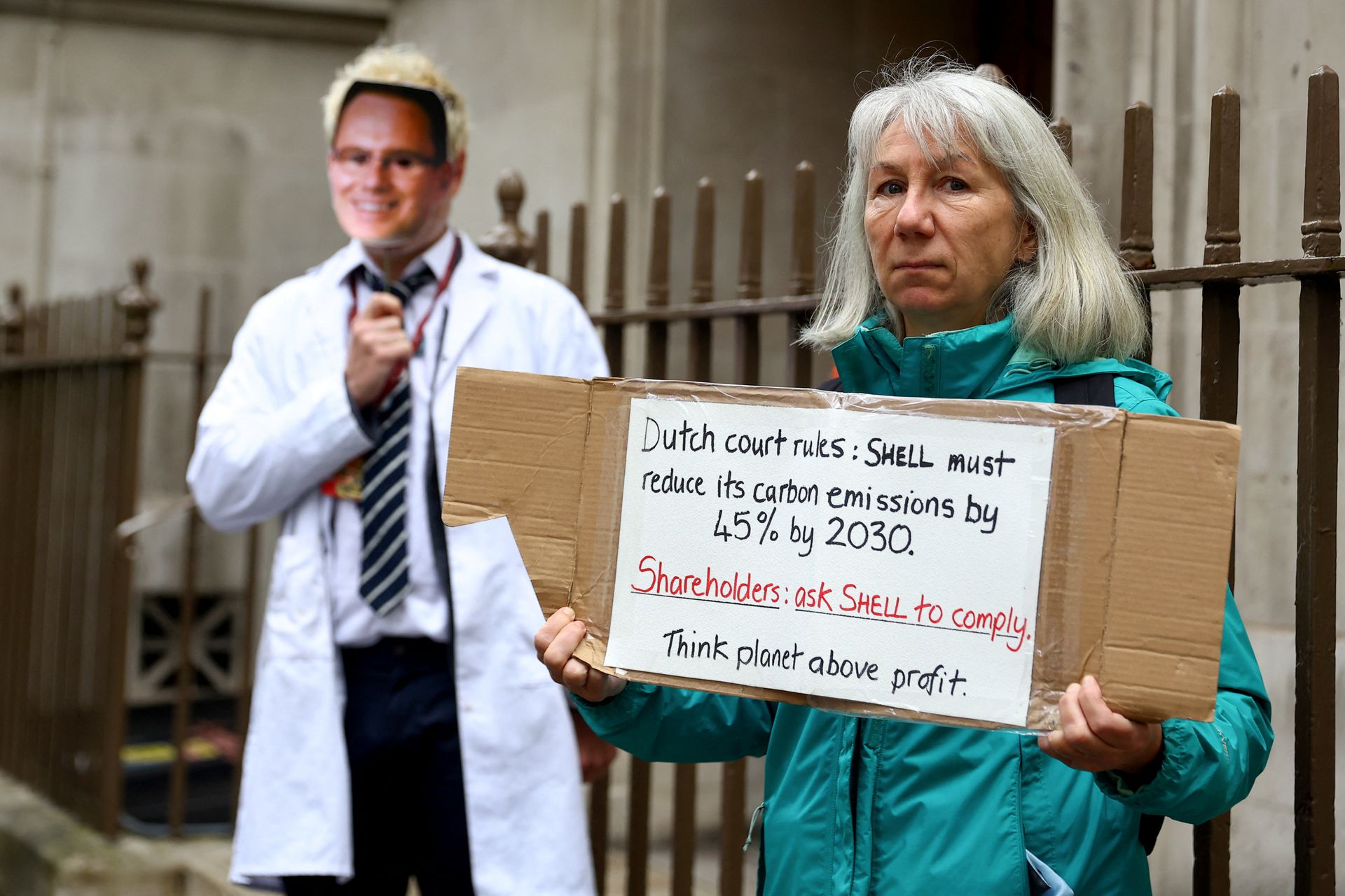 نشطاء يمنعون اجتماعات شل