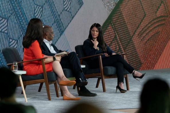 وزير التعاون الدولي أثناء الجلسة