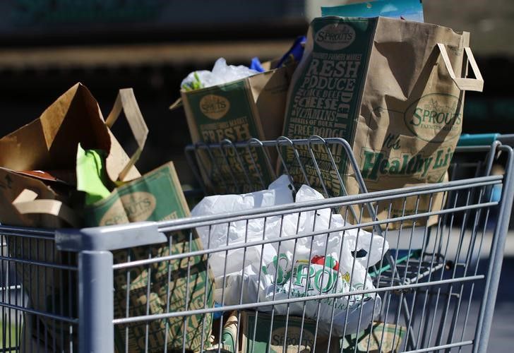 أكياس بلاستيك وأكياس ورقية