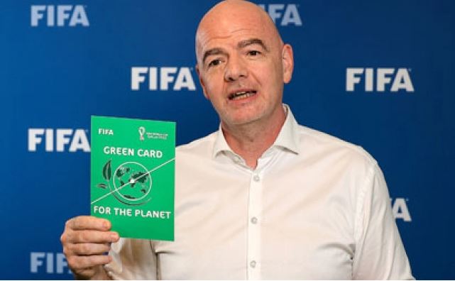 رئيس الاتحاد الدولي جياني إنفانتينو يرفع البطاقة الخضراء (FIFA)