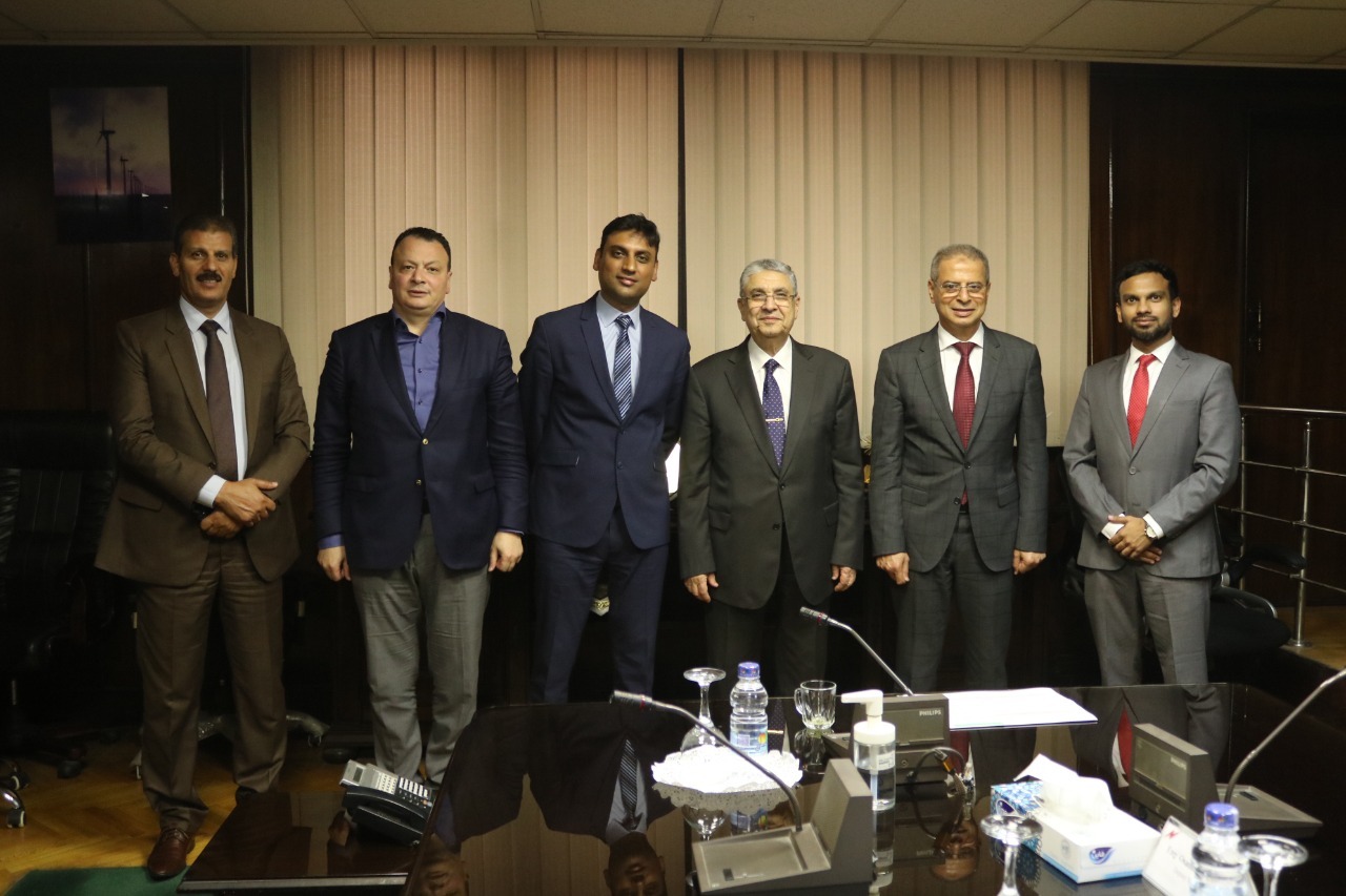 وزير الكهرباء ومسئولو الشركة الهندية