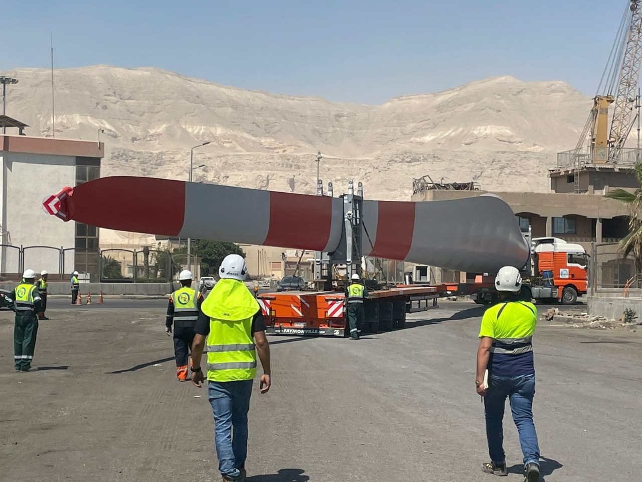 وصلت إلى مصر صباح اليوم، معدات ومكونات محطة طاقة الرياح التي تنفذها شركة فيستاس في خليج السويس.