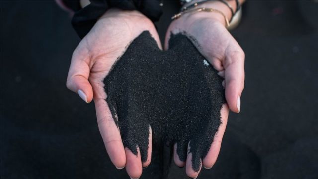 السيسي يوجه بتعظيم القيمة المضافة للرمال السوداء وتوطين صناعات العناصر الأرضية النادرة