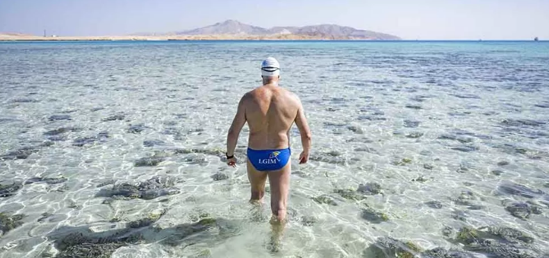 لويس بو يبدأ رحلته في السباحة وعبور البحر الأحمر