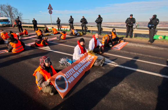 احتجاجات نشطاء المناخ