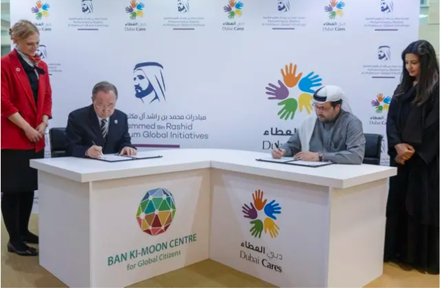 ان كي مون ، الأمين العام الثامن للأمم المتحدة والرئيس المشارك لمركز بان كي مون والدكتور طارق القرق الرئيس التنفيذي لدبي العطاء.