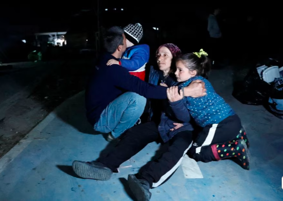 أسرة متضررة من الزلزال