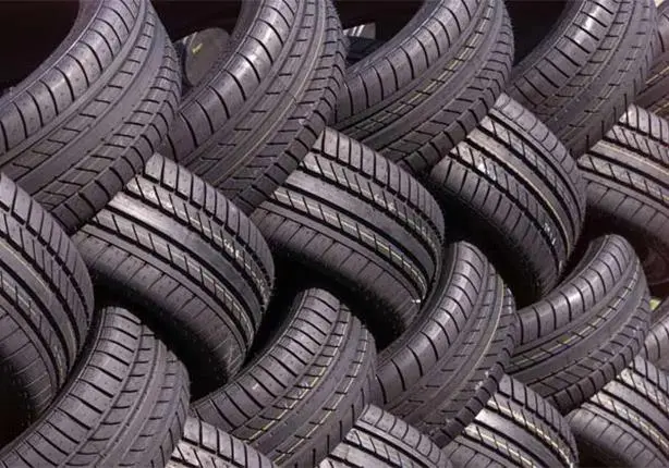 إطارات سيارات مصنوعة من المطاط المقوى مكدسة