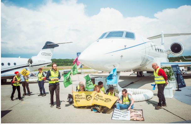 النشطاء يحتجون على الطائرات الخاصة