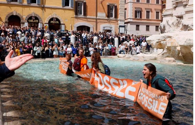 نشطاء المناخ يقتحمون نافورة روما