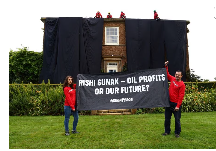 نشطاء المناخ يقتحمون منزل رئيس وزراء بريطانيا ويعلقون عليه رايات سوداء