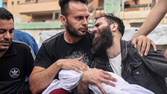 آب ينعي يودع طفله ضحية القصف الإسرائيلي