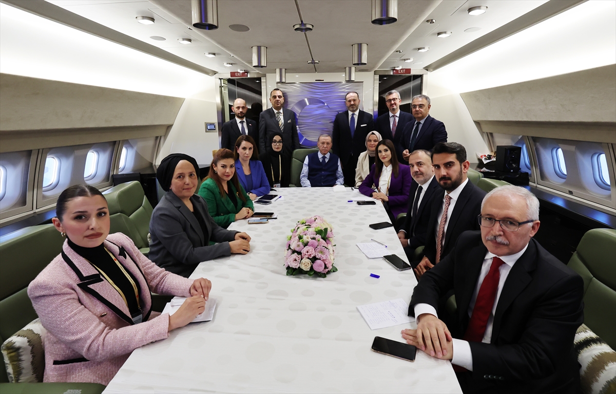 الرئيس التركي رجب طيب أردوغان على متن الطائرة خلال عودته من كازاخستان