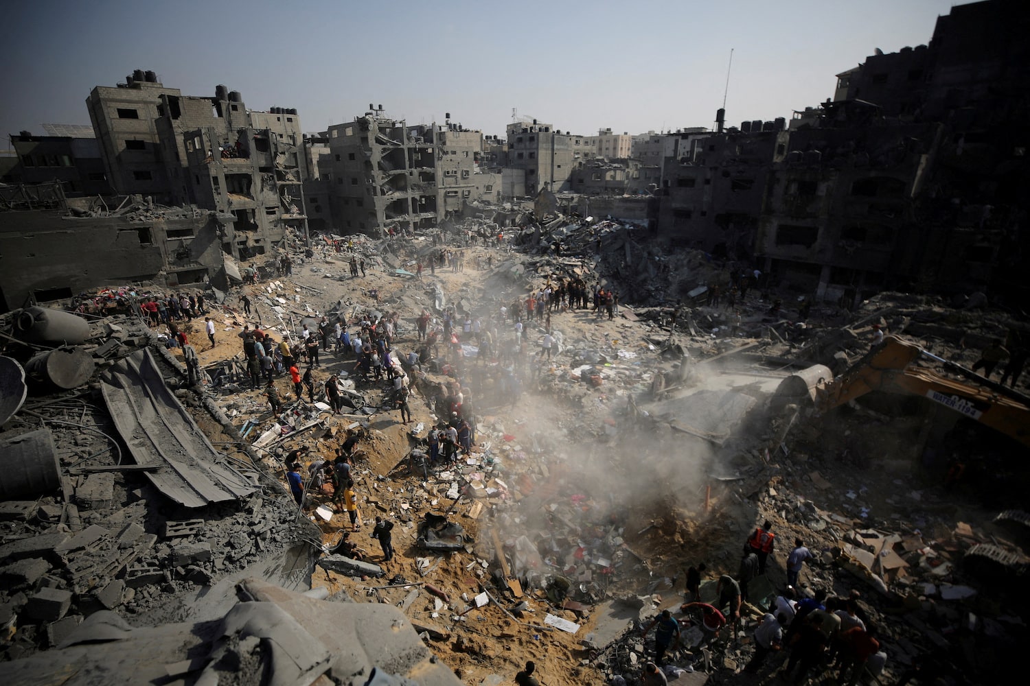 فلسطينيون يبحثون عن ضحايا بعد يوم من الغارات الإسرائيلية على منازل في مخيم جباليا للاجئين