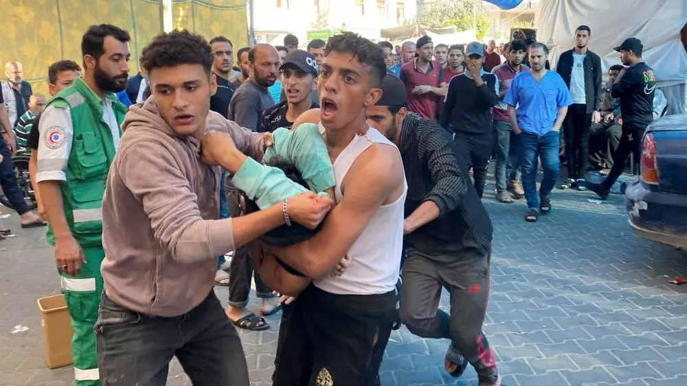 مستشفى الشفاء الطبي في قطاع غزة تحت وطأة حصار دبابات الاحتلال