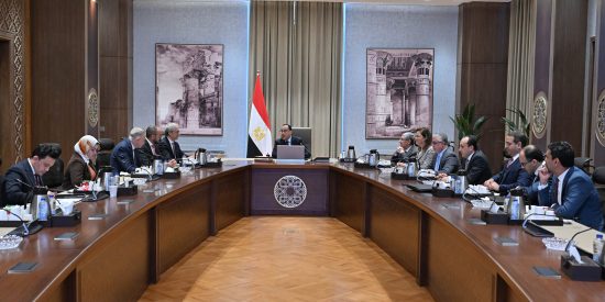 رئيس الوزراء يجتمع مع قيادات شركة أكوا باور