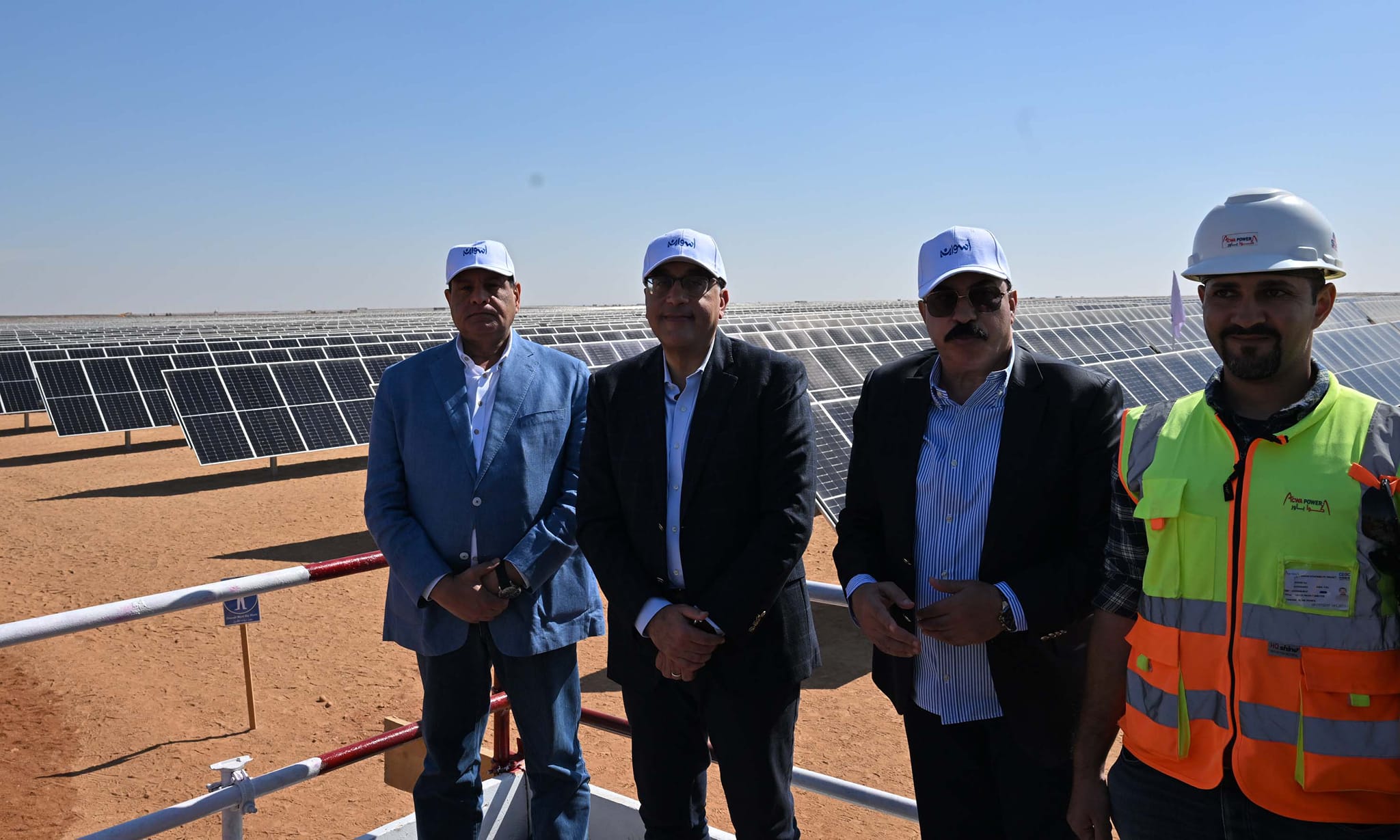 رئيس الوزراء في محطة الطاقة الشمسية في أسوان