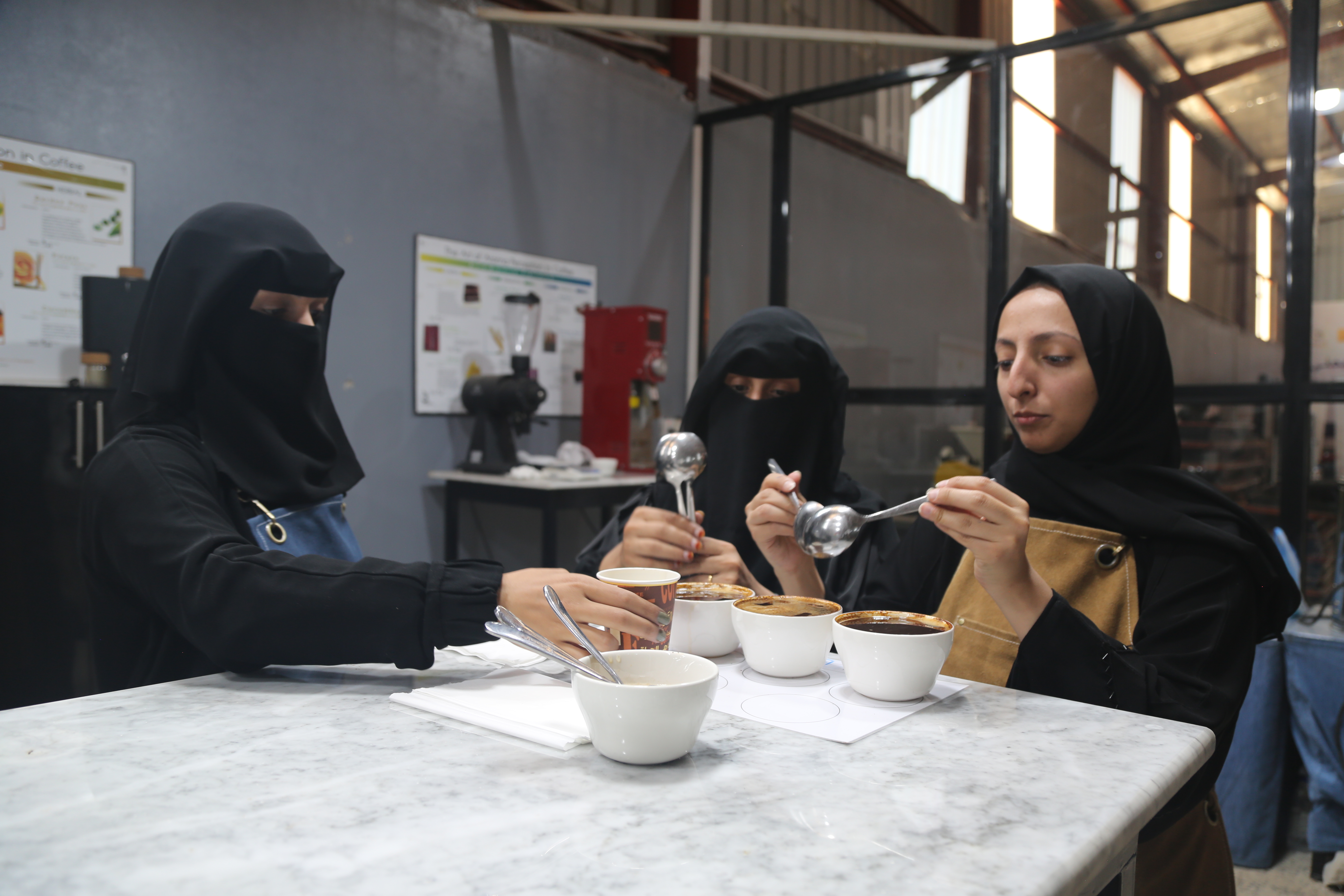 تذوق عينات مختلفة من القهوة خلال يوم القهوة العالمي