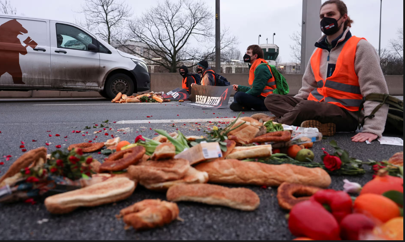 احتجاجا على إهدار الطعام