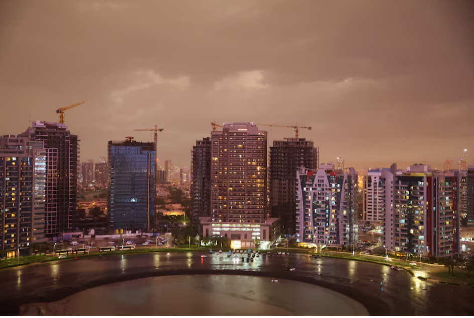 ساحات دبي تتحول لبحيرات بسبب الأمطار الغزيرة