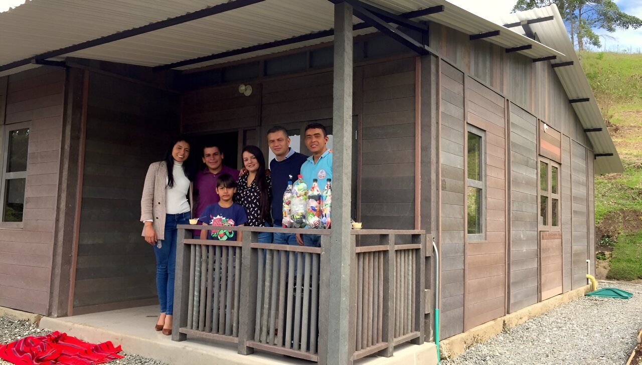 منازل مصنوعة من النفايات