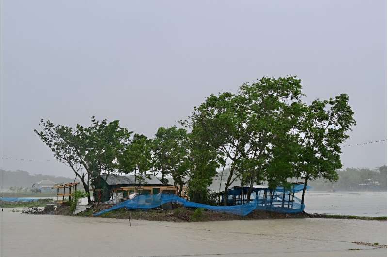 إعصار ريمال وصل إلى اليابسة في بنجلاديش المنخفضة والهند