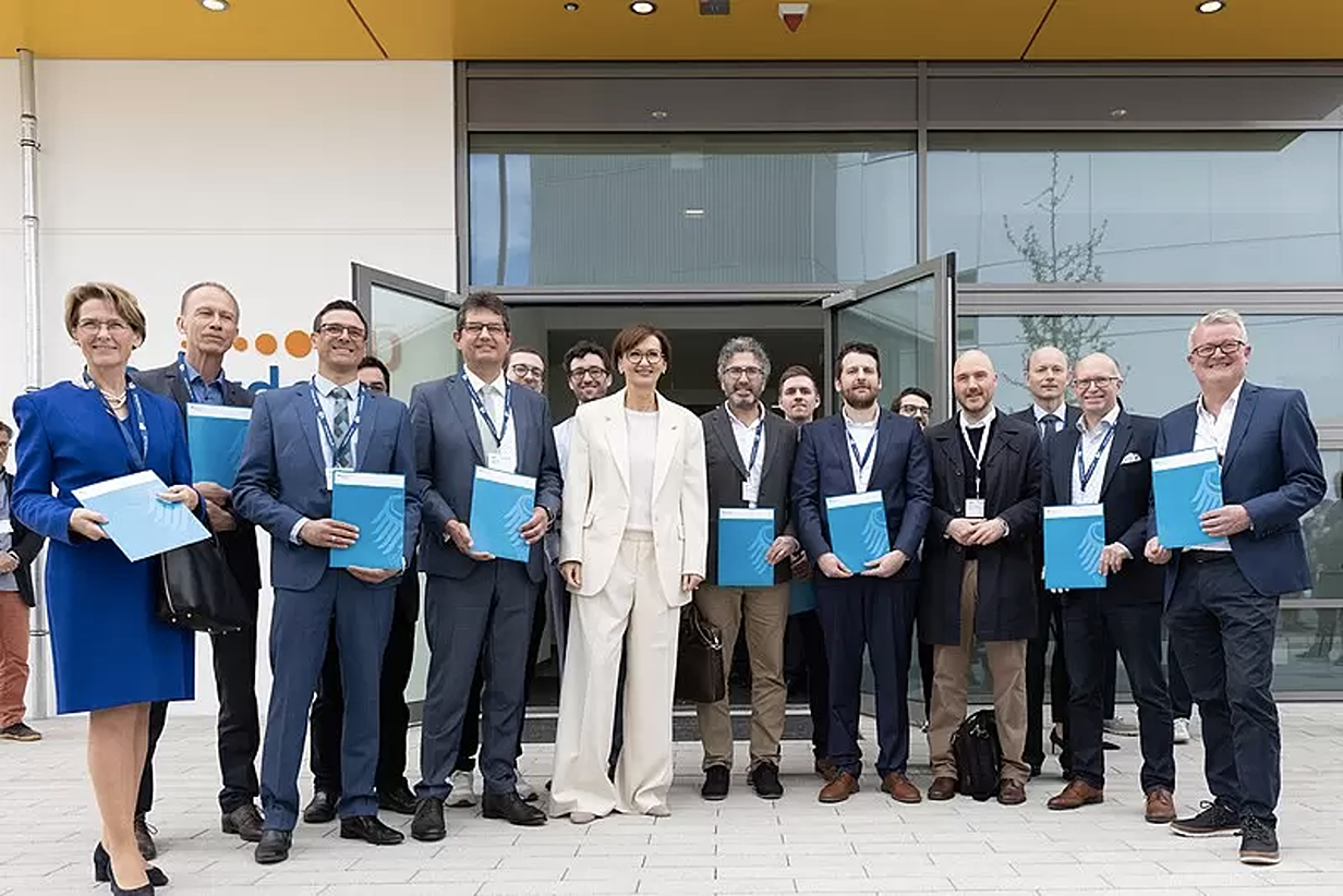 المشاركون في مبادرة فارتا لتطوير البطاريات