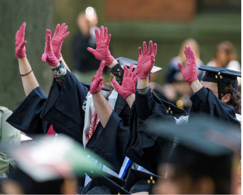 طلاب يلوحون بايديهم إشارة للأيادي الملطخة بالدماء