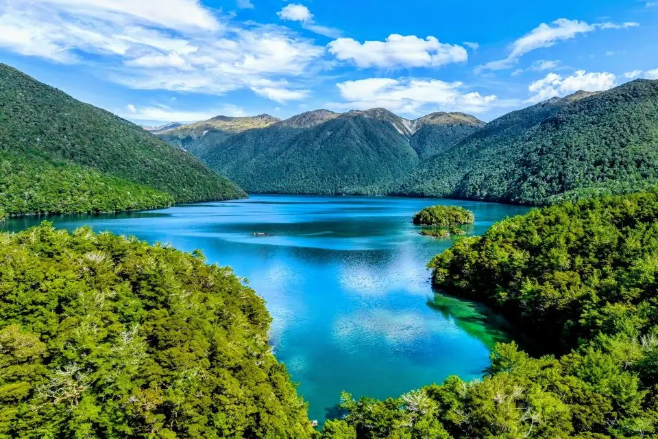 ارتفاع ضباب خفيف فوق سطح الماء يرمز لانبعاث غازات الميثان بفعل الاحترار