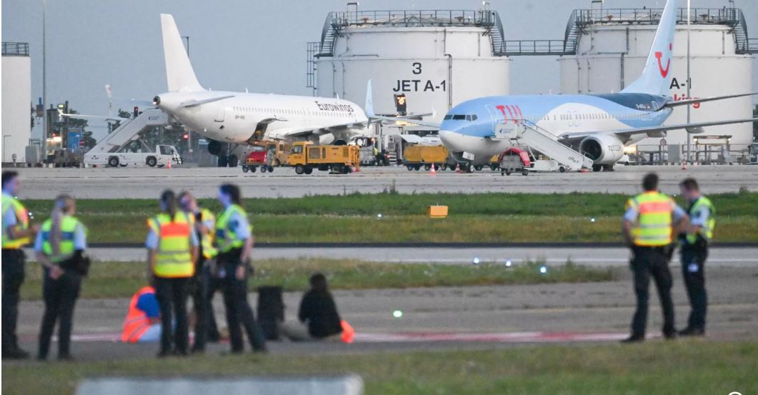 نشطاء المناخ يوقفون مطارات في ألمانيا