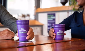 مبادرة الأكواب القابلة لإعادة الاستخدام في الأول من أغسطس حتى نوفمبر