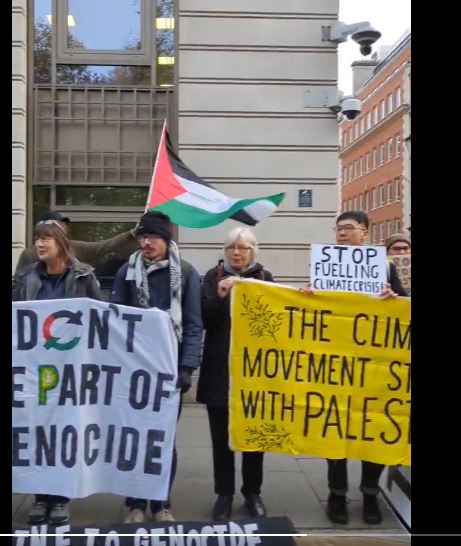 بالكوفية الفلسطينية نشطاء المناخ ضد شركة بي بي