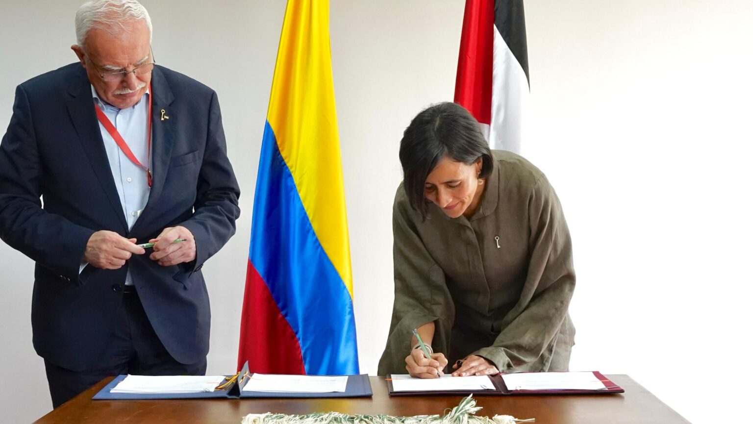 وزيرة البيئة الكولومبية سوزانا محمد ووزير الخارجية الفلسطيني رياض المالكي