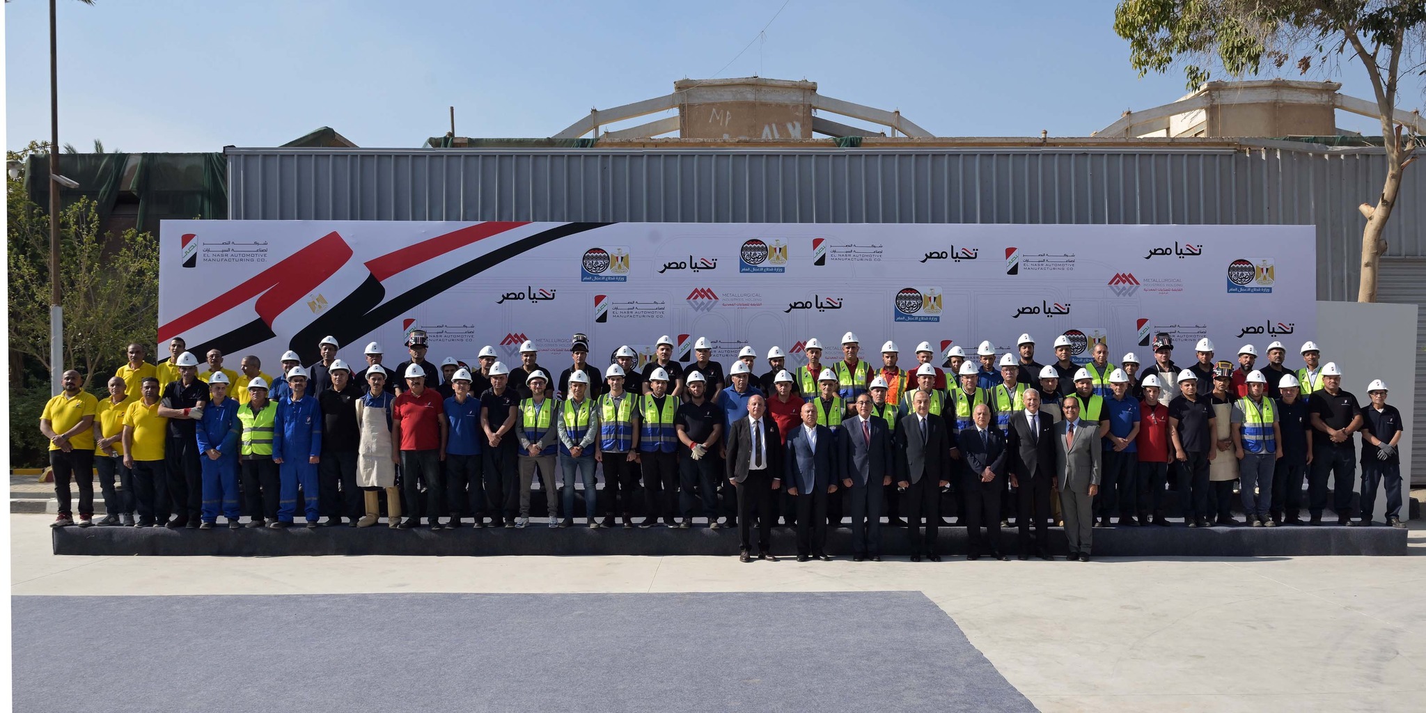عمال شركة النصر للسيارات بعد العودة للإنتاج