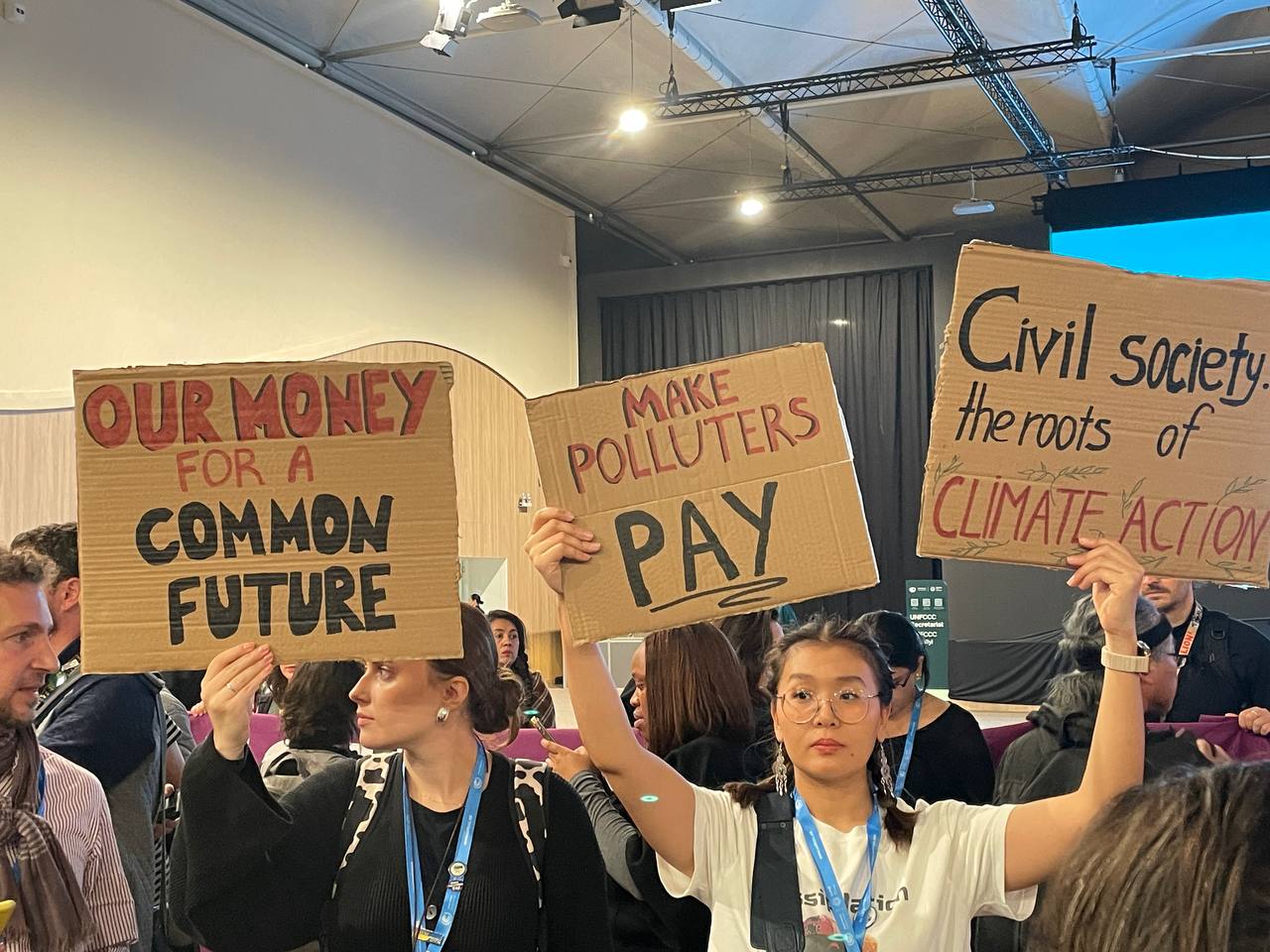 نشطاء المناخ في مؤتمر cop29 ضد شركات الوقود الأحفوري