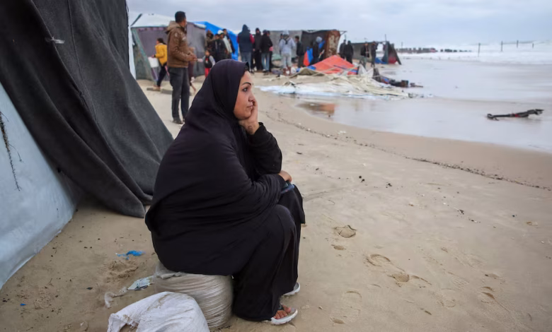 خيام النازحين في جنوب ووسط غزة لم تعد صالحة