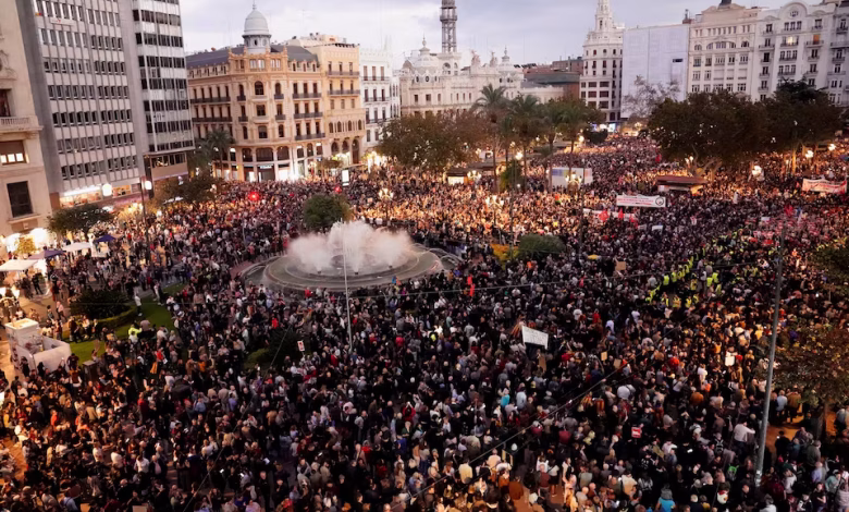 تظاهر عشرات الآلاف في مدينة فالنسيا بشرق إسبانيا