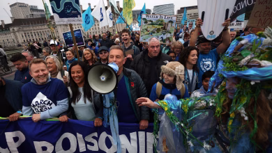 آلاف المتظاهرين بالزي الأزرق