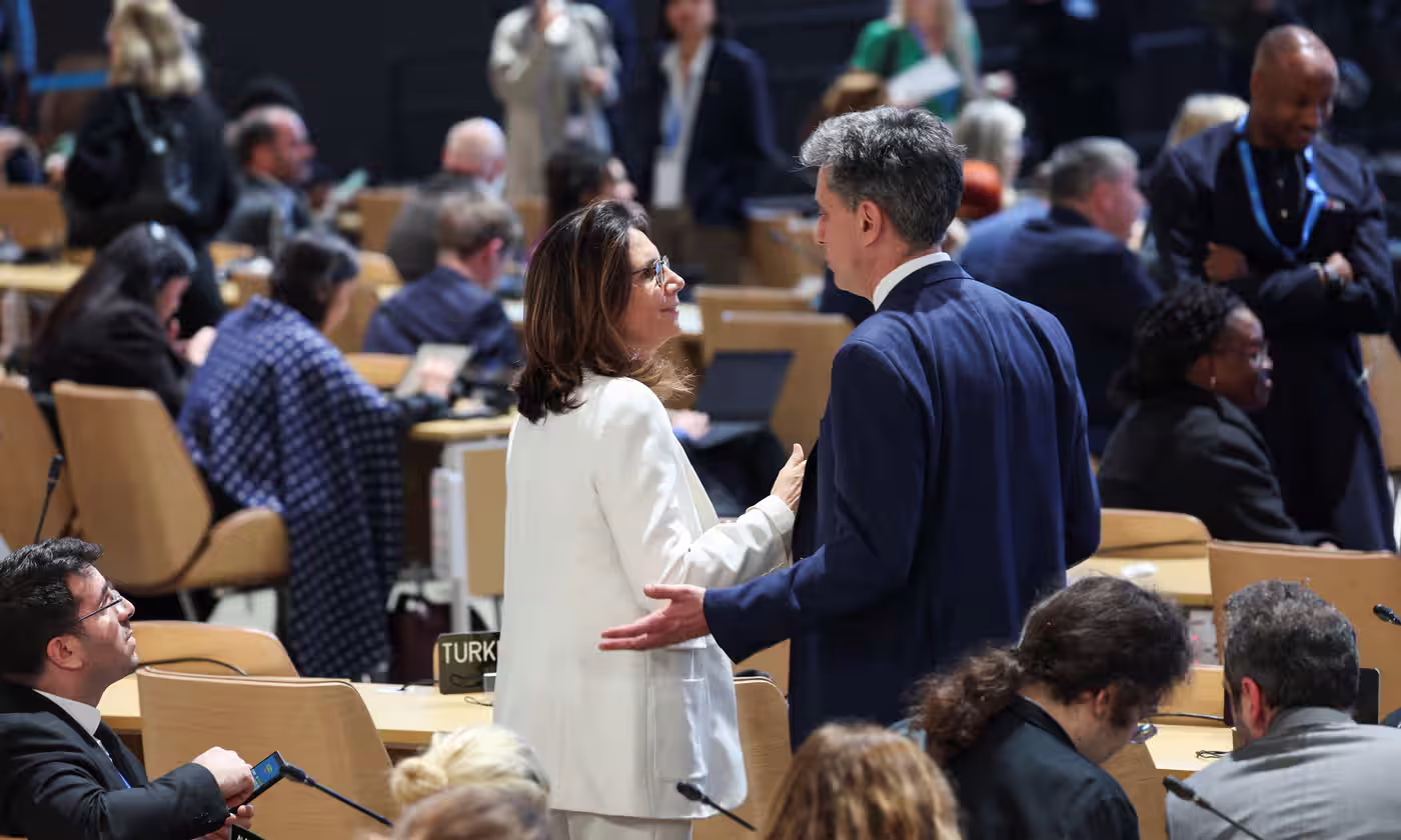 آنا توني، سكرتيرة البرازيل لشؤون المناخ وإد ميليباند، وزير الدولة