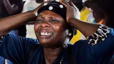 أثناء بحثهم عن جثث الأشخاص المحاصرين في موقع انهيار أرضي