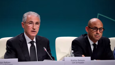 رئيس مؤتمر المناخ مختار باباييف ورئيس المناخ في الأمم المتحدة سيمون ستيل