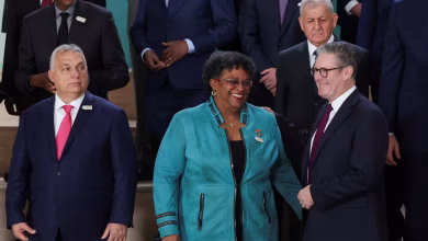 رئيس الوزراء المجري فيكتور أوربان ورئيسة وزراء باربادوس ميا موتلي ورئيس الوزراء البريطاني كير ستارمر