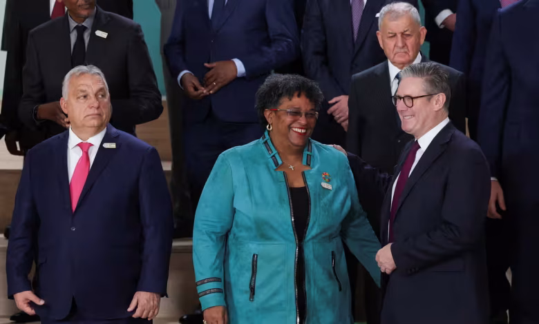 رئيس الوزراء المجري فيكتور أوربان ورئيسة وزراء باربادوس ميا موتلي ورئيس الوزراء البريطاني كير ستارمر