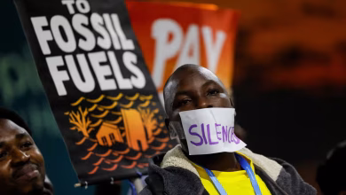 ناشطون بيئيون يحتجون لحث زعماء العالم على الالتزام باتفاقية تمويل المناخ القوية خلال مؤتمر