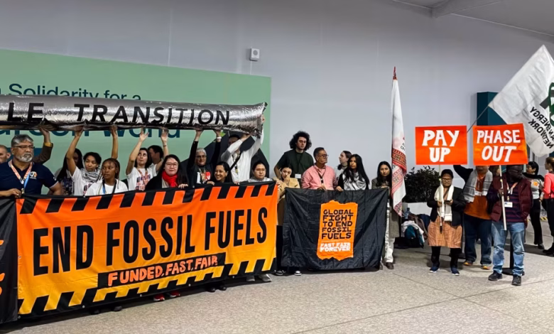 شباب ونشطاء ضد شركات الوقود الأحفوري في cop29